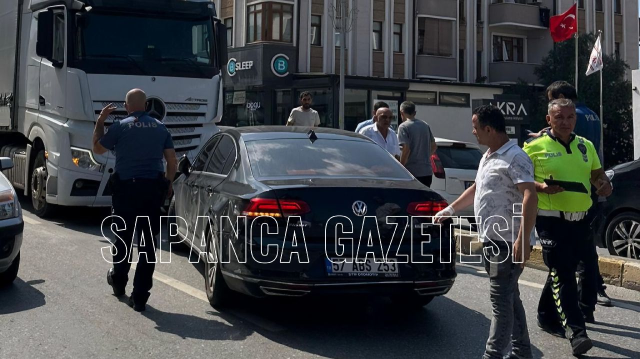 TIR İLE ÇARPIŞAN OTOMOBİLDEKİ ÇİFT YARALANDI