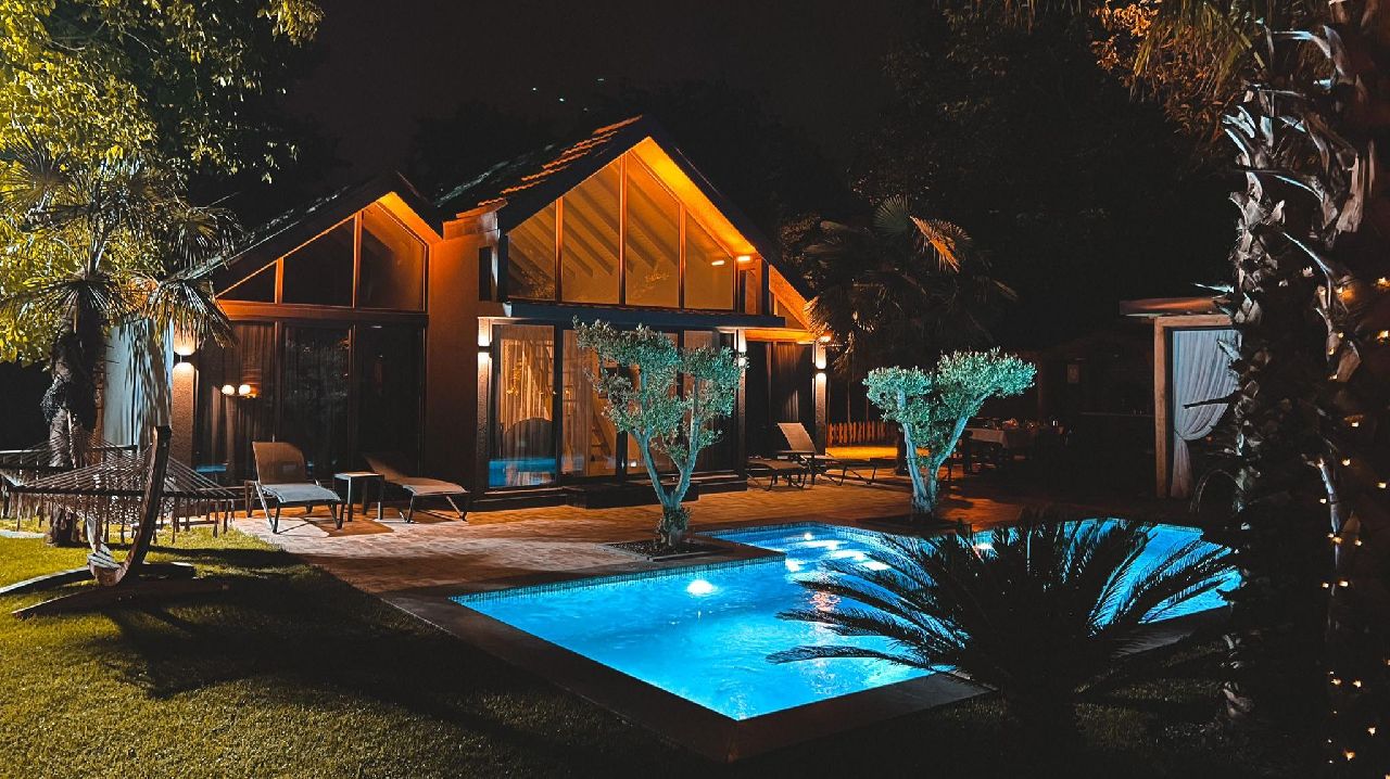 SAPANCA'DA BUNGALOVCULAR İSTANBULLU DEPREMZEDELERE KUCAK AÇTI