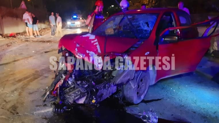 SAPANCA'DA OTOMOBİL DUVARA ÇARPTI: 2 YARALI